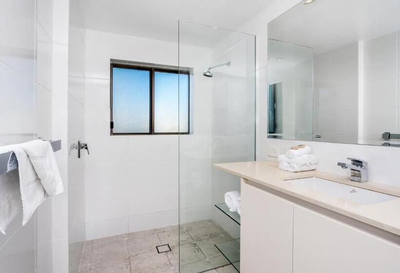 オーシャンビューの２ベッドルームデラックスアパート, Bayview Beachfront Apartments, In Town Right On The Beach