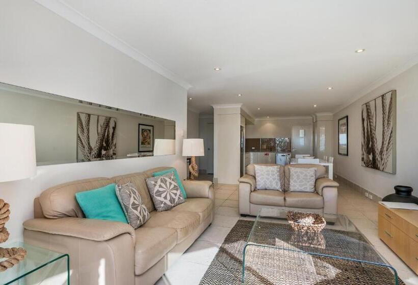 オーシャンビューの２ベッドルームデラックスアパート, Bayview Beachfront Apartments, In Town Right On The Beach