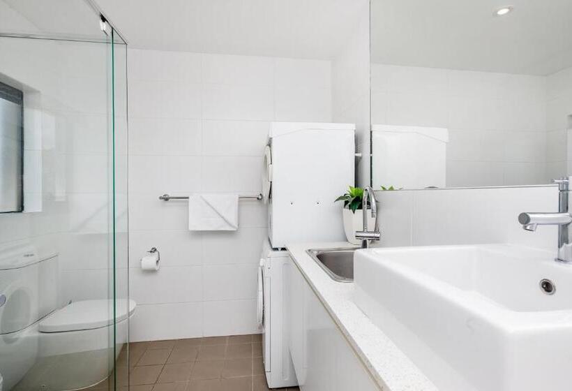 ペントハウス２ベッドルームアパート, Bayview Beachfront Apartments, In Town Right On The Beach