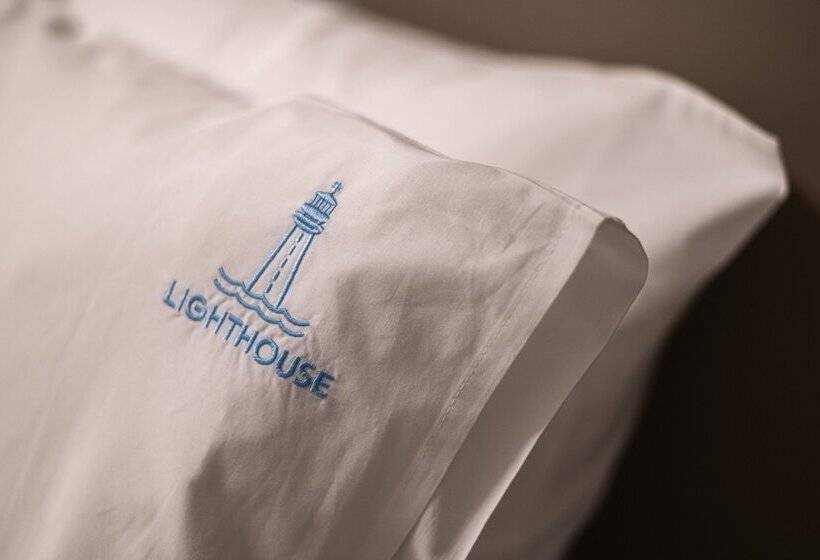 标准三人间, Lighthouse