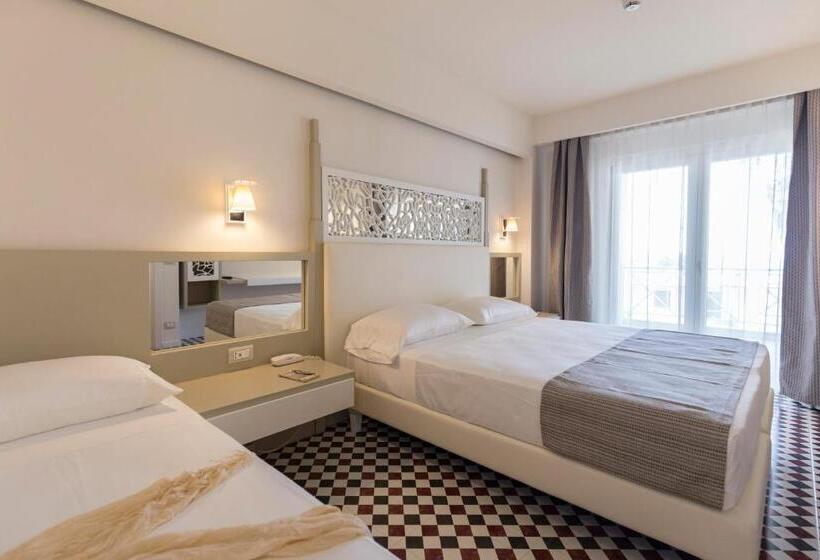 Quarto Triplo Estandar com Sacada, Suite Hotel L Oasi Di Riaci