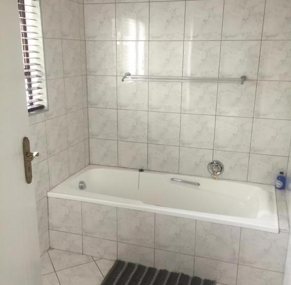 اتاق لوکس با چشم‌انداز باغ, Kosmos Lodge
