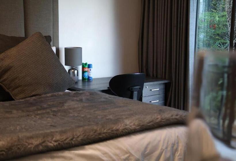 اتاق لوکس با چشم‌انداز باغ, Kosmos Lodge