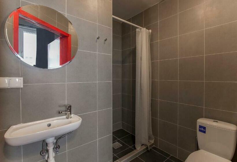 Четырехместный Номер Deluxe, 110 Hostel