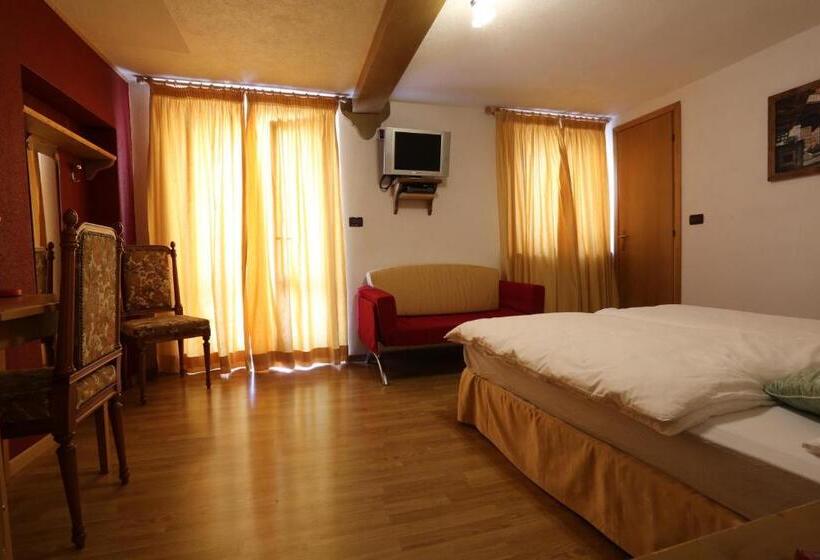 Трехместный Номер Стандарт с Балконом, Albergo Centrale Forni