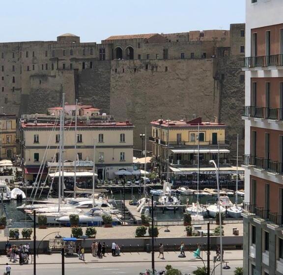 اتاق اجرایی سه نفره, Le Mummarelle Napoli