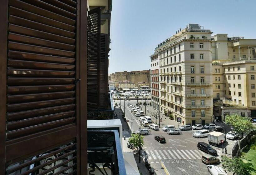 اتاق اجرایی سه نفره, Le Mummarelle Napoli