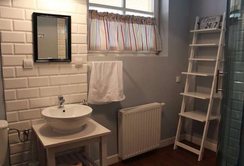 Кровать в Общей Комнате, Sisters Lodge Hostel