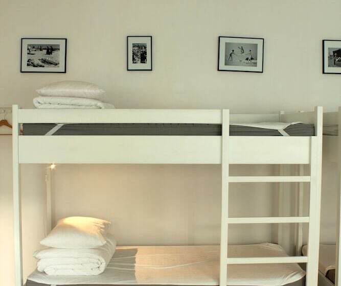 Кровать в Общей Комнате, Sisters Lodge Hostel