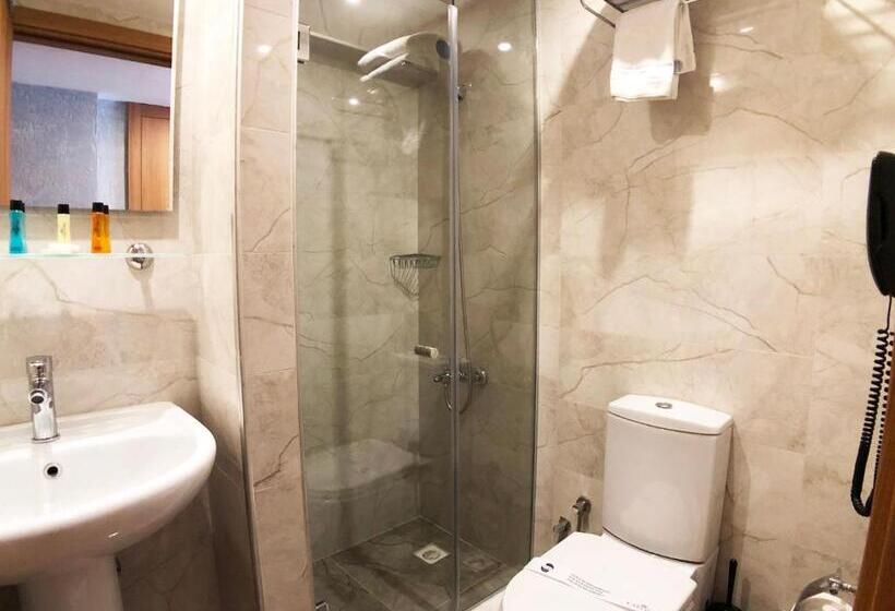 اتاق استاندارد سه نفره, Carlton Hotel Old City