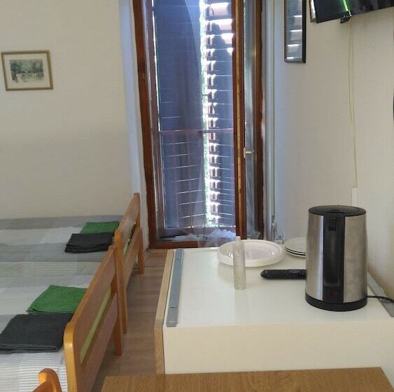 스탠다드 트리픔 룸 공동욕실, Guest House Accommodation Rupine
