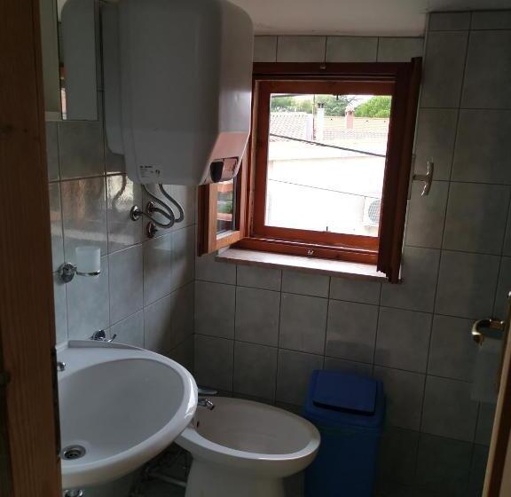 스탠다드 트리픔 룸 공동욕실, Guest House Accommodation Rupine
