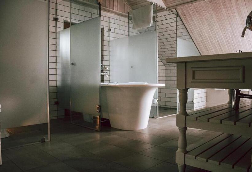컴포트 룸, Andreas Country House