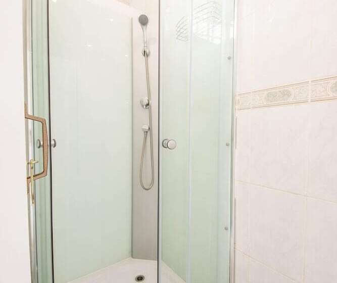 تختخواب در اتاق مشترک, Hat Off Hostel