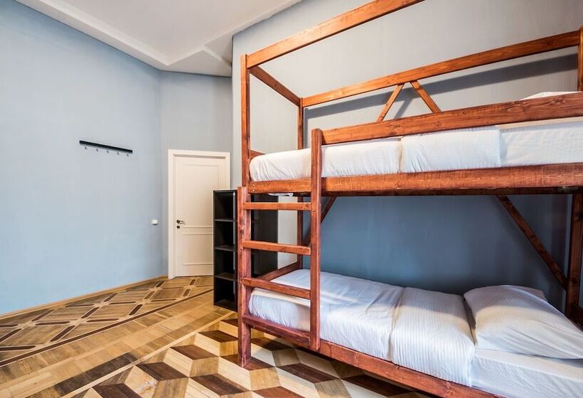 تختخواب در اتاق مشترک, Hat Off Hostel