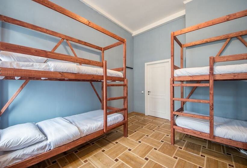 تختخواب در اتاق مشترک, Hat Off Hostel