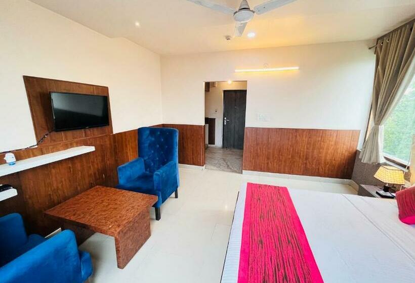 Quarto Deluxe, The Leaf   Gomti Nagar Lucknow