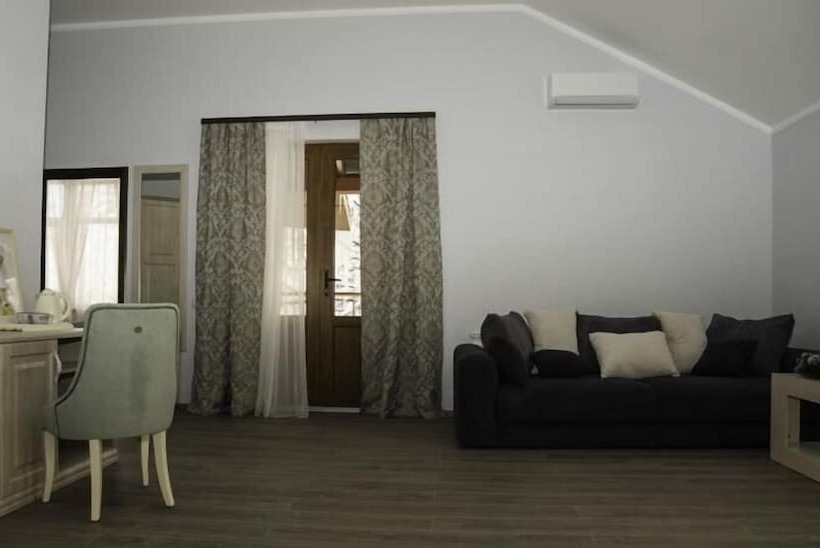 Полулюкс, Alm House
