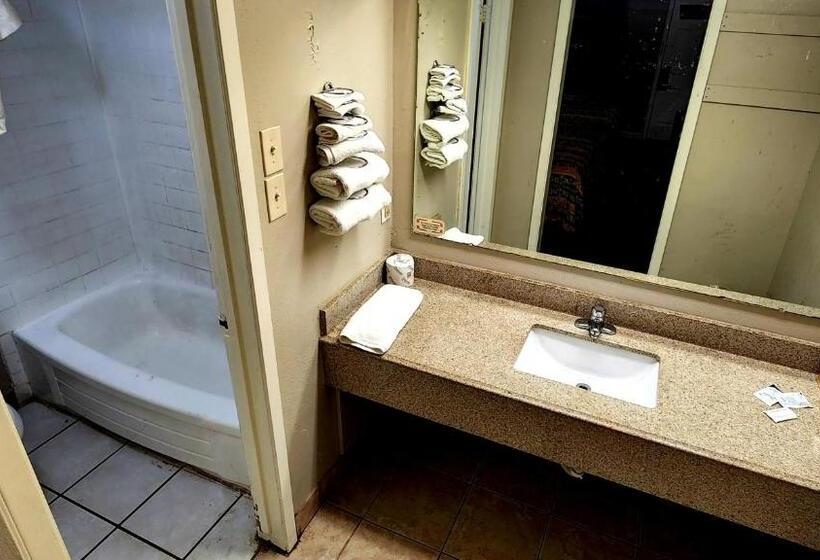 חדר סטנדרט לשלושה, Alice Motor Inn