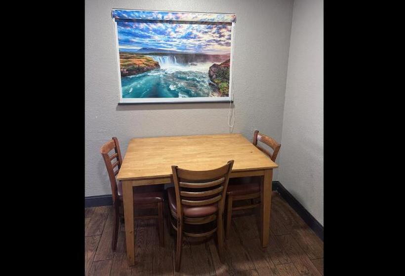 스위트 킹사이즈 침대, Anchorage Inn Lakeport