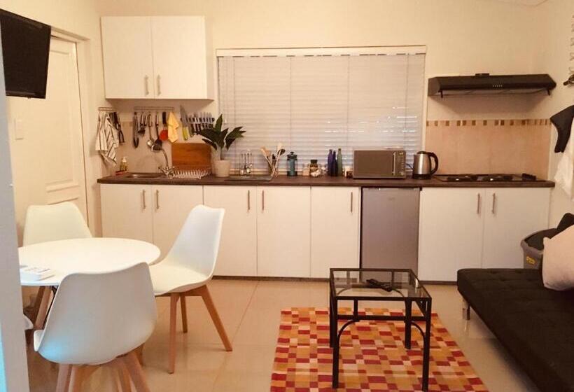 Апартаменты 1 Спальня, Peppertree Guest House Paulshof Jhb Solar&boreholewater