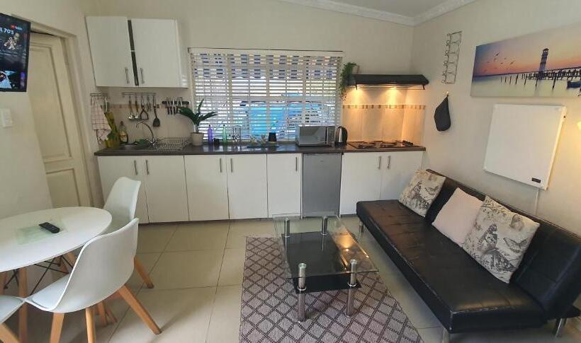 Апартаменты 1 Спальня, Peppertree Guest House Paulshof Jhb Solar&boreholewater