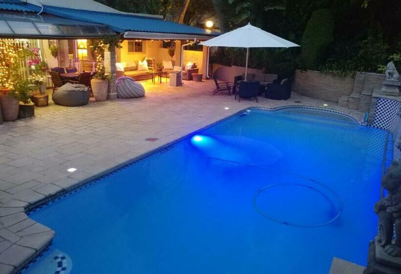 Люкс, Peppertree Guest House Paulshof Jhb Solar&boreholewater