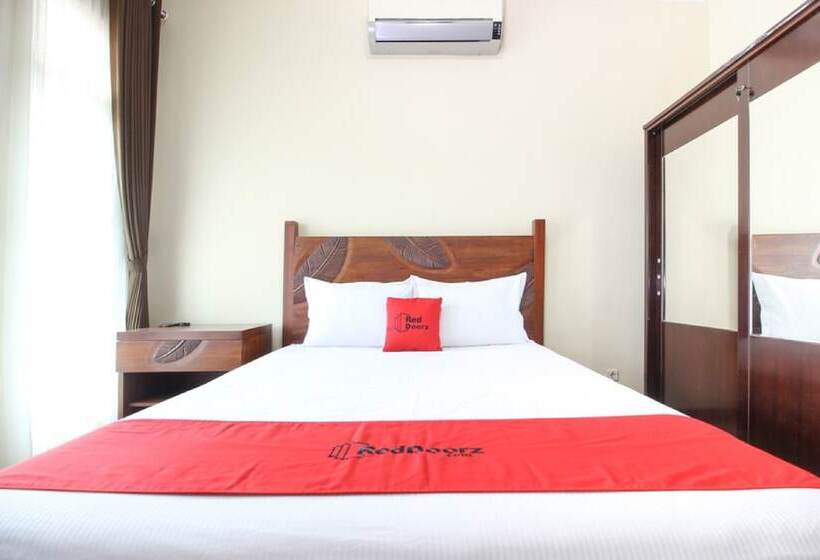 Номер Deluxe, Reddoorz Plus Near Stie Ykpn