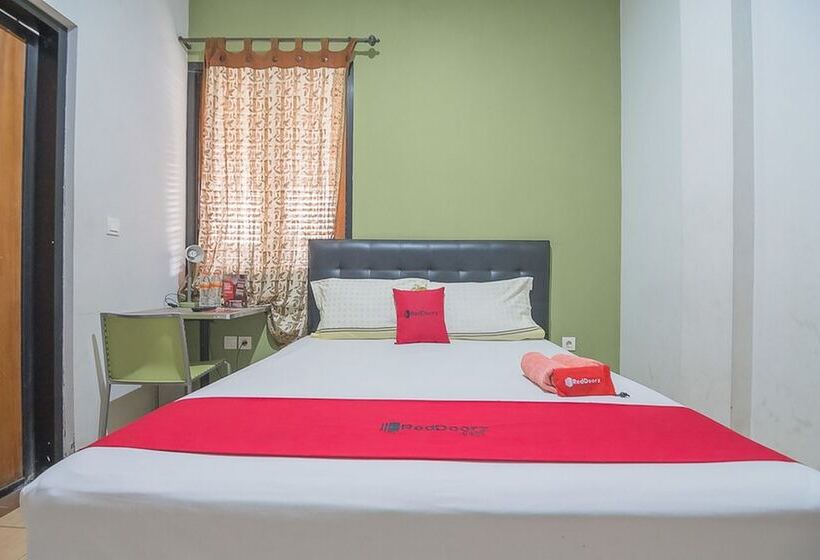 Номер Economy, Reddoorz Syariah Near Krida Nusantara