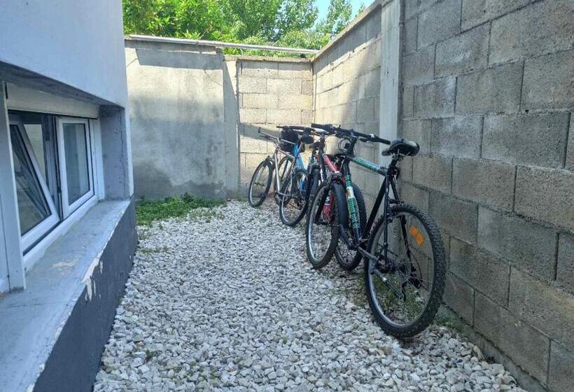 اتاق لوکس خانوادگی, Apartment's Meti