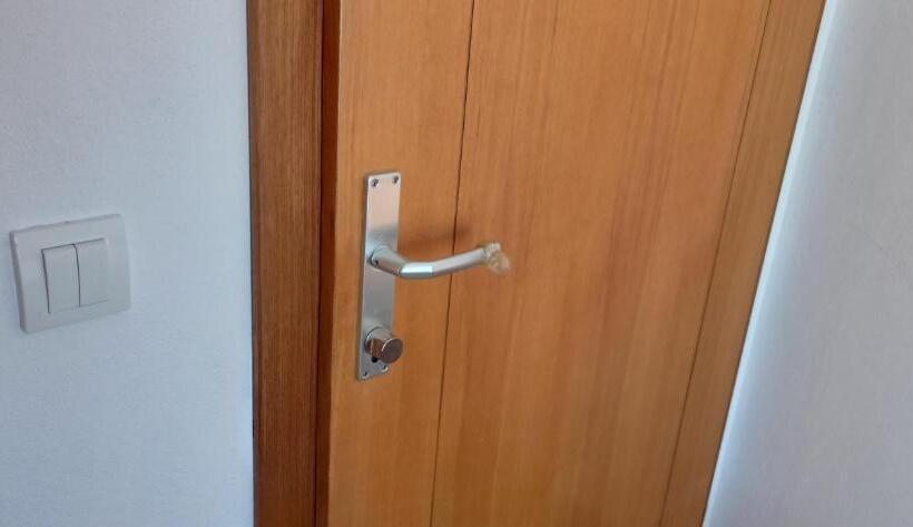 اتاق استاندارد سه نفره, Apartment's Meti