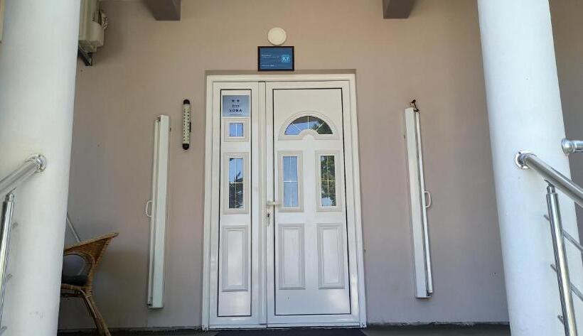 اتاق خانوادگی با چشم‌انداز کوه, Apartment's Meti