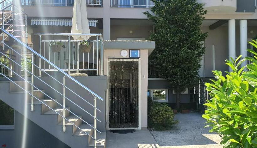 اتاق خانوادگی با چشم‌انداز کوه, Apartment's Meti