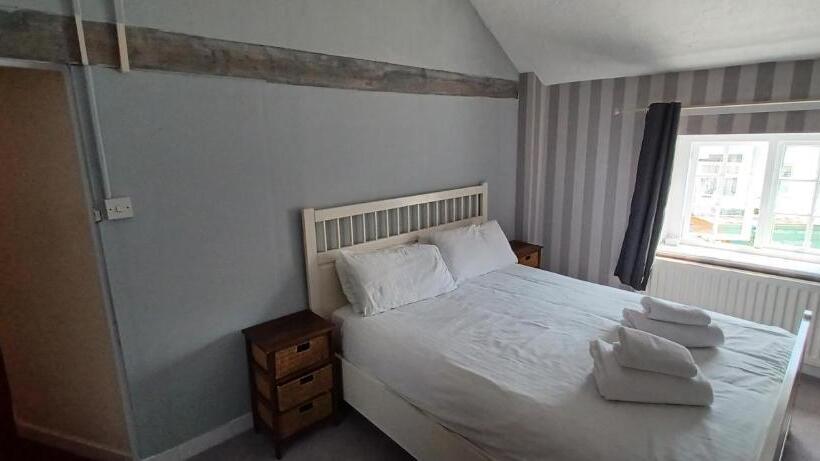اتاق خانوادگی با سرویس بهداشتی مشترک, Winchester Arms