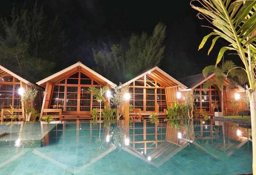 Бунгало с видом на бассейн, Wah Resort Gili Trawangan