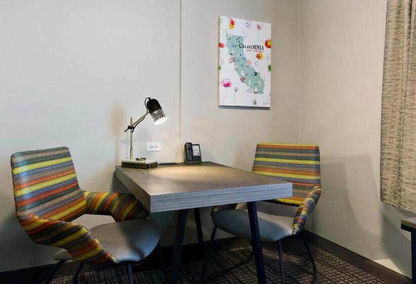 Люкс, Oxford Suites Paso Robles