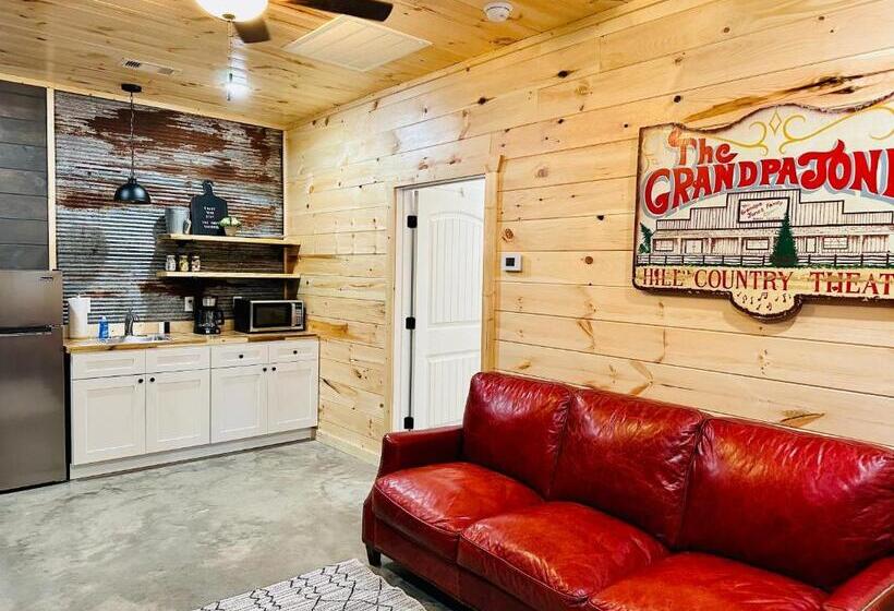 스위트 킹사이즈 침대, Knotty Squirrel Cabins