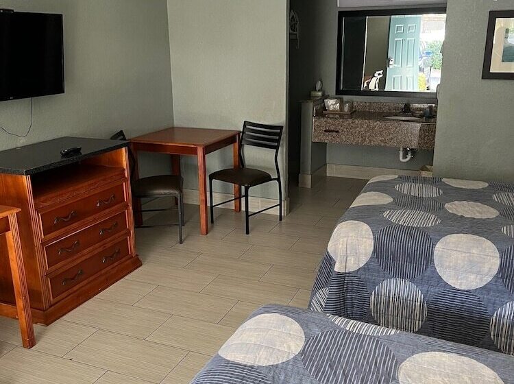 带2个双人床的标准工作室, Brandon Motor Lodge