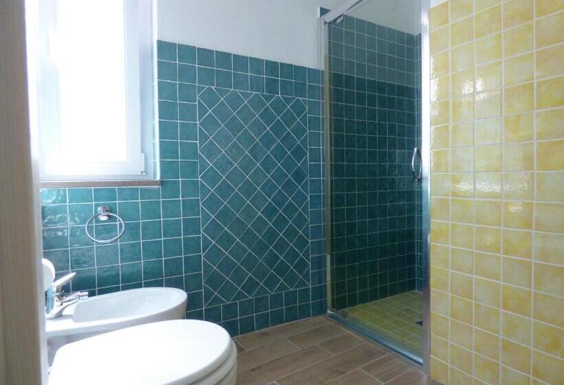 اتاق خانوادگی, Aramoni B&b
