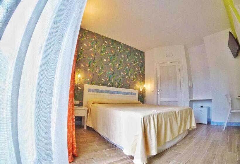 اتاق لوکس با بالکن, Aramoni B&b