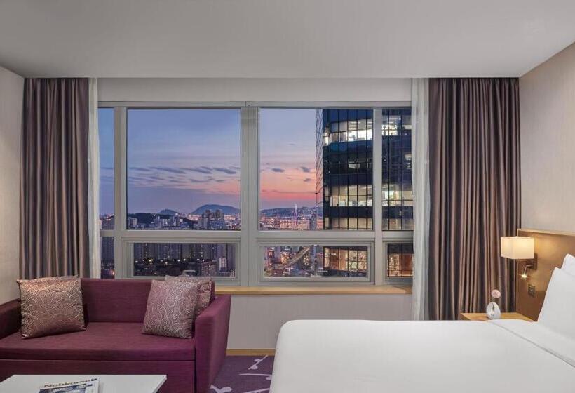 Номер Премиум, Avani Central Busan