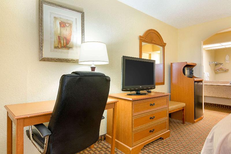 キングサイズベッドのスタンダードルーム, Quality Inn Near Casinos And Convention Center