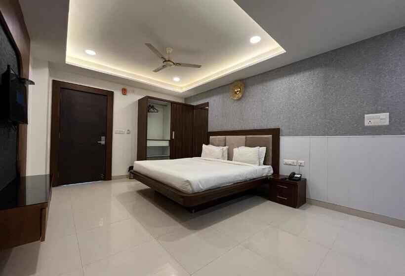 Студия Deluxe, Shri Radha Nikunj   Opposite Prem Mandir