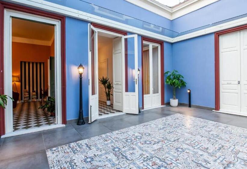 تختخواب در اتاق مشترک, The Yard Hostel