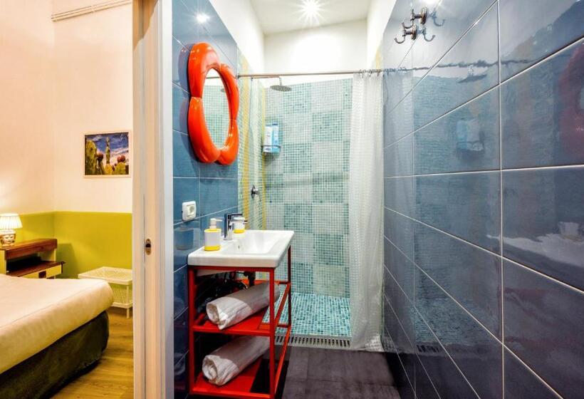اتاق استاندارد, The Yard Hostel