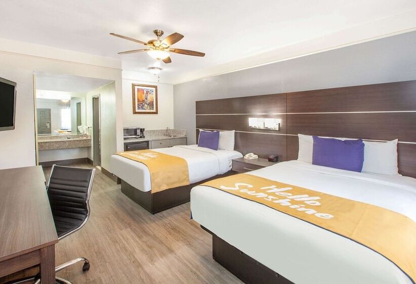 Номер Стандарт 2 Двуспальные Кровати, Days Inn & Suites By Wyndham Webster Nasaclearlakehouston