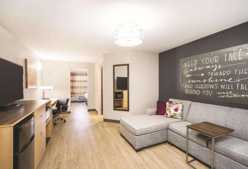 מיטת קינג בסוויטה, La Quinta By Wyndham Chattanooga Hamilton Place