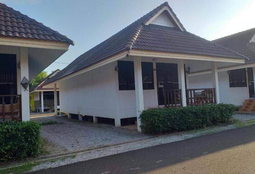 Семейный Номер, หาดทรายขาวรีสอร์ท