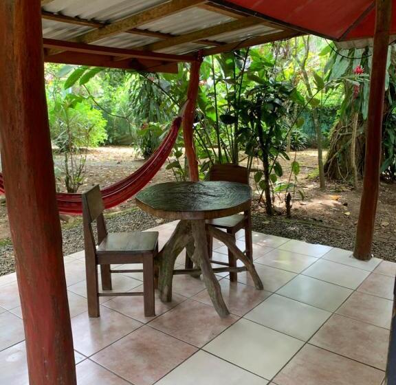 اتاق لوکس, Brigitte S Ranch