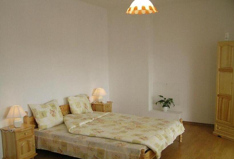 Трехместный Номер Стандарт с Балконом, Karadzhovy Guest House